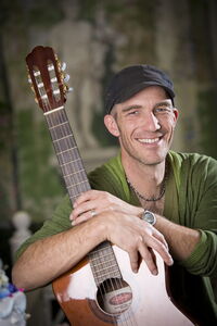 Portrait von Andrew Bond mit seiner Gitarre