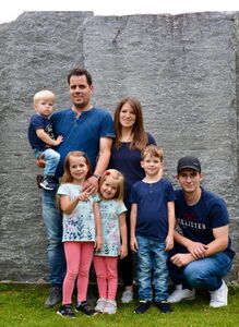 Angela Oberhänsli-Manser con il marito e i 5 figli.