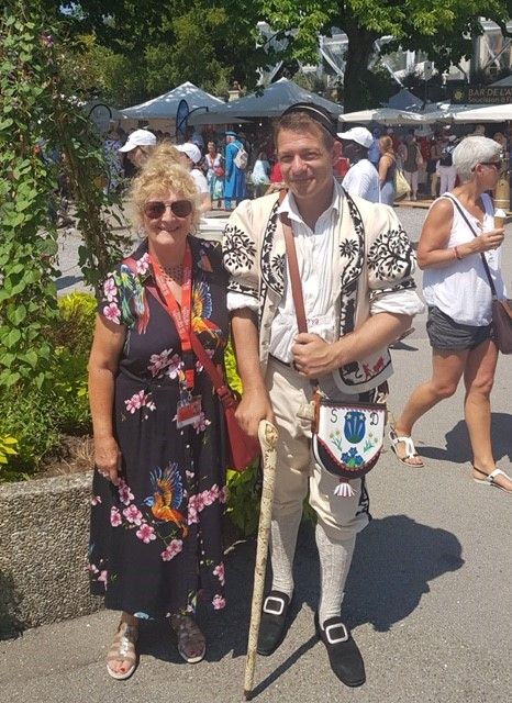 Marie Henchoz in abito estivo accanto a Sébastien Descloux in costume tradizionale alpino.