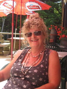 Marie Henchoz sotto l'ombrellone.