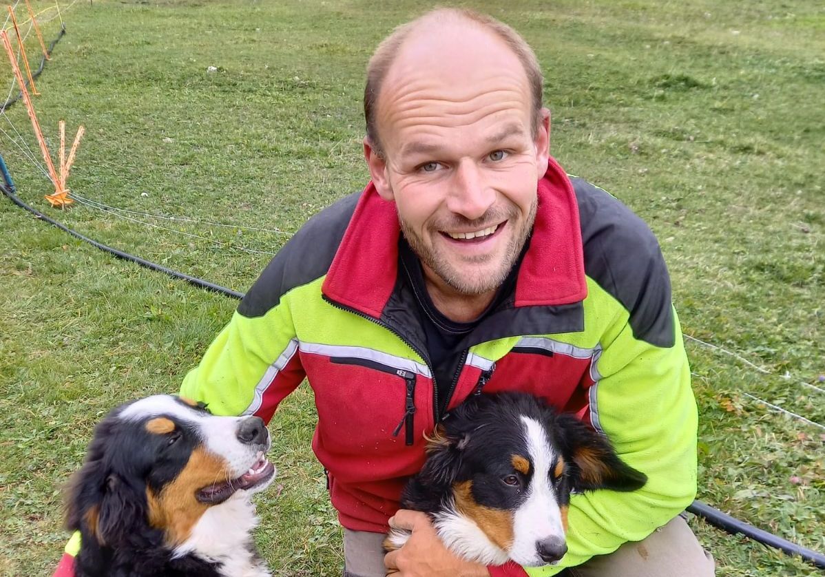 Daniel Lustenberger con due cani di montagna bernesi.