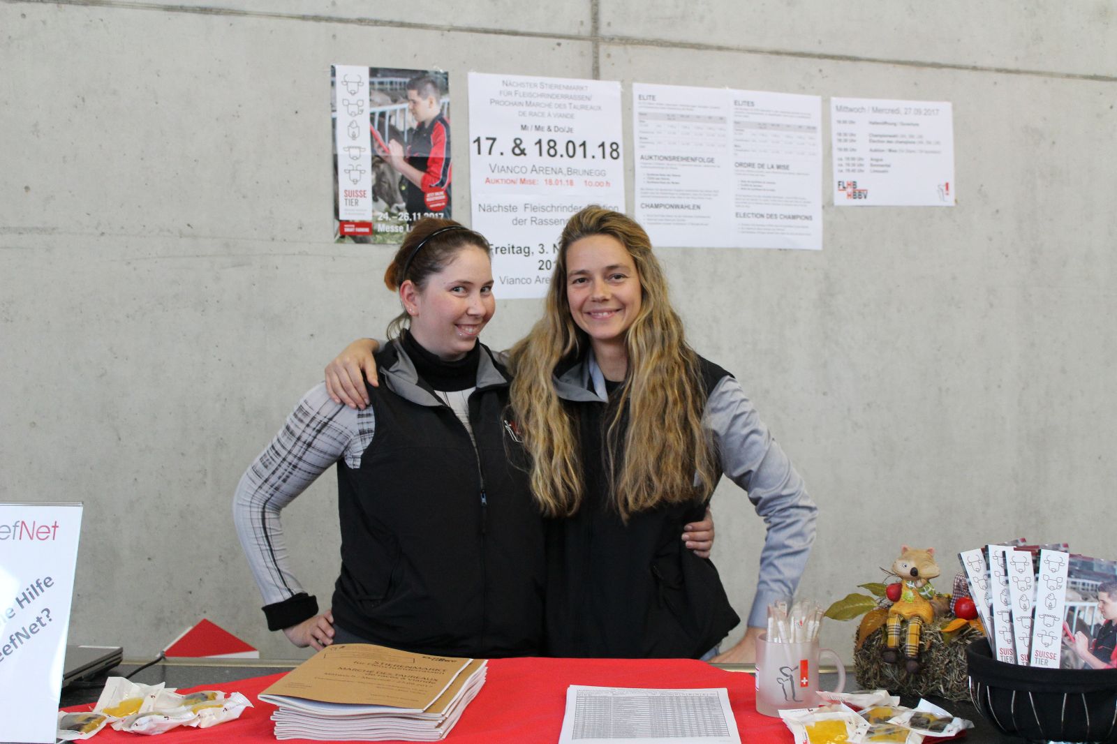 Edith e Sophie dietro lo stand di Mutterkuh Schweiz nella Vianco Arena.