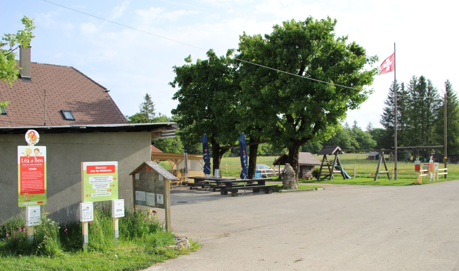 Il punto di partenza del sentiero didattico a Malleray, davanti al parco giochi del ristorante Montoz.